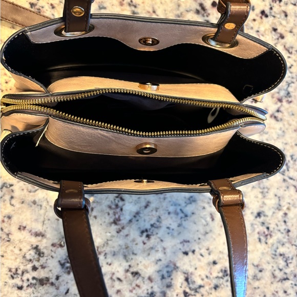 Purse, no brand shown. Like new - Picture 4 of 4